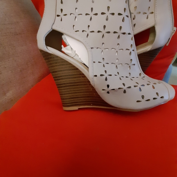 FIRST SIGHT WOMEN'S SHOES. SZ::8..NEW WITHOUT TAG. NEVER WORN. - Picture 6 of 9